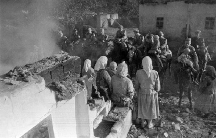 В освобожденной деревне, 1944 год.