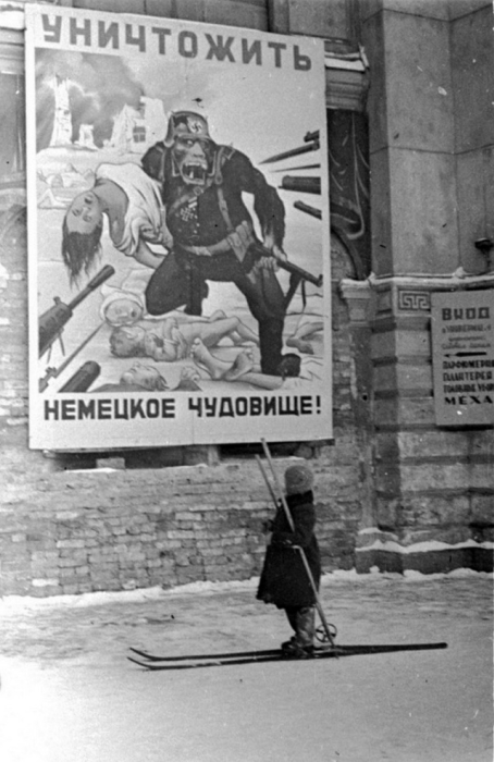 Ребенок рассматривает плакат: "Убить немецкого монстра!", 1942 год.