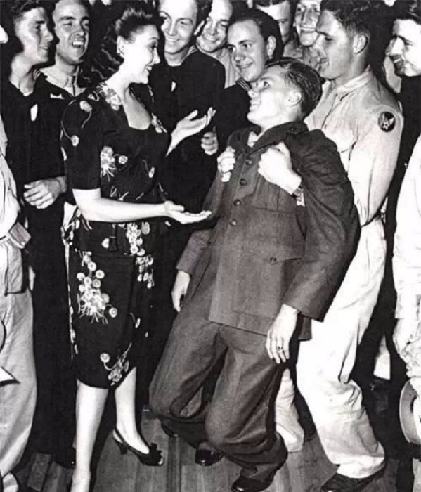 У молодого солдата подкосились ноги от счастья, когда его пригласила на танец популярная актриса Линда Дарнелл, 1940-е года.