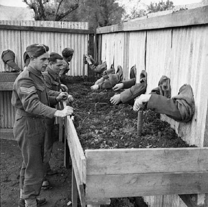 Бойцам предлагали вслепую обезвредить взрывчатое устройство, чтобы они могли с легкостью работать ночью, Великобритания, 1940-е года.
