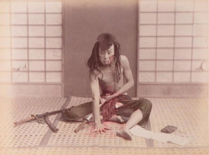 Совершающий харакири должен был вспороть себе живот кинжалом, Япония, 1880 год.