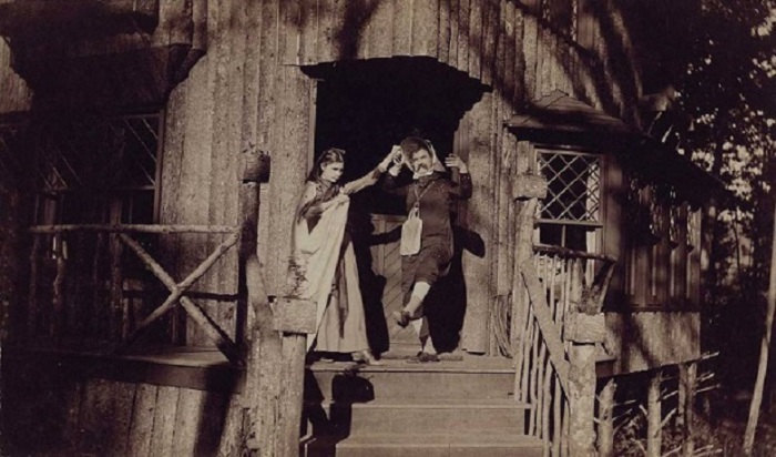 Марк Твен, одетый в женское платье, со своей дочерью Сьюзи Клеменс в парке, 1890 год.