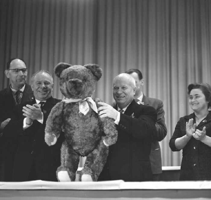 Никита Хрущев с плюшевым медведем, подаренным работниками завода телевизионной электроники, ГДР, Берлин, 18 января 1963 года.