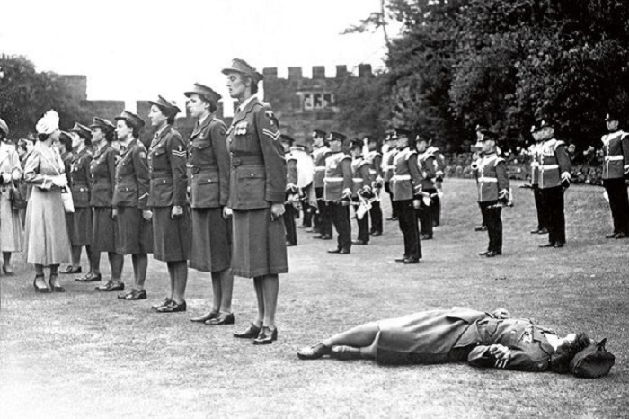 Юная леди из почетного женского королевского армейского корпуса потеряла сознание от жары во время встречи с принцессой Елизаветой, Шрусбери, Англия, 6 июля 1949 года.