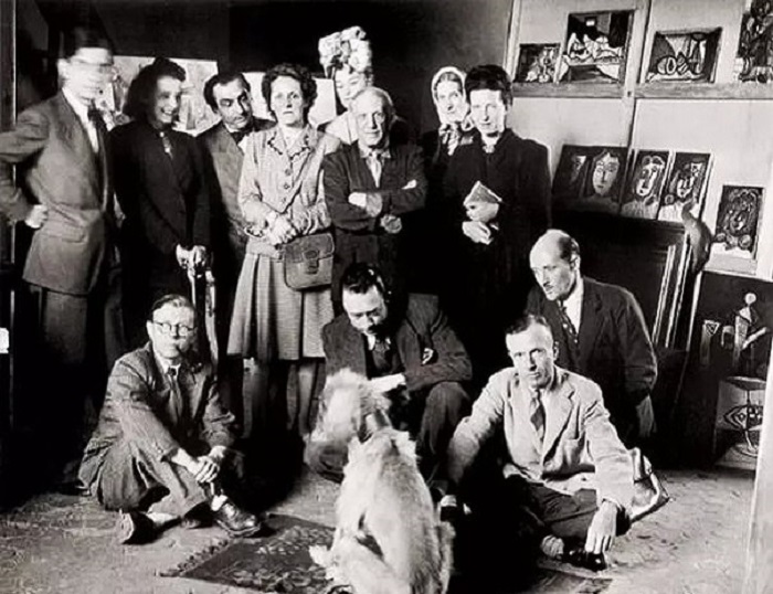Жан-Поль Сартр, Симона де Бовуар, Пабло Пикассо, Альбер Камю и другие позируют для фото с афганской борзой по кличке Казбек, принадлежавшей Пикассо, 1944 год.