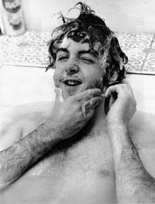 Пол Маккартни принимает ванную, 1970-е года.