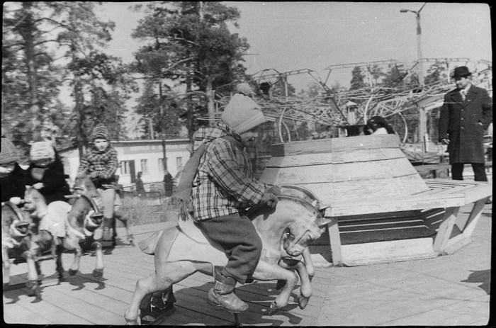 Карусель со скачущими лошадками – популярный советский детский аттракцион.