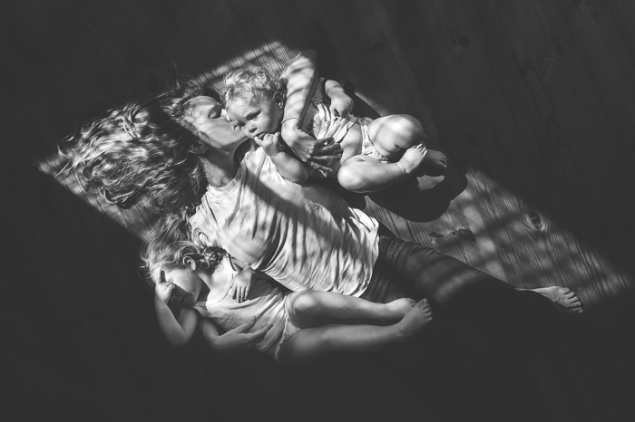 Отдых мамы с детьми на лунной дорожке. Автор фотографии: Елена Снегирева.