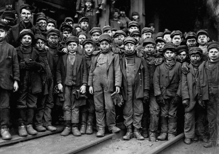 Дети нанятые для работ в угольных шахтах компанией Pennsylvania Coal Company. США, 1911 год.