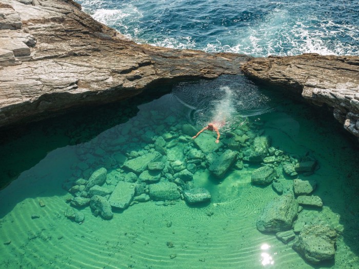 Лагуна представляет собой естественный бассейн, с чистой, прогретой под солнцем водой.