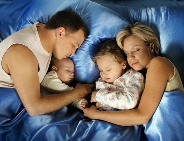 Здоровый сон крепкой семьи.| Фото: dobriyson.ru