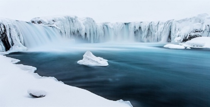Замерзшая ярко сине-зеленая вода и лед везде. Фотограф Маркус Ван Хотен (Markus van Hauten).