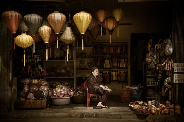 Продавец мирно ждущий первого клиента. Фотограф: Сви Чо Ох (Swee Choo Oh), Малайзия.