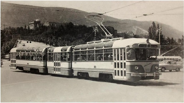 Трамвай, проходящий по площади Героев в Тбилиси.