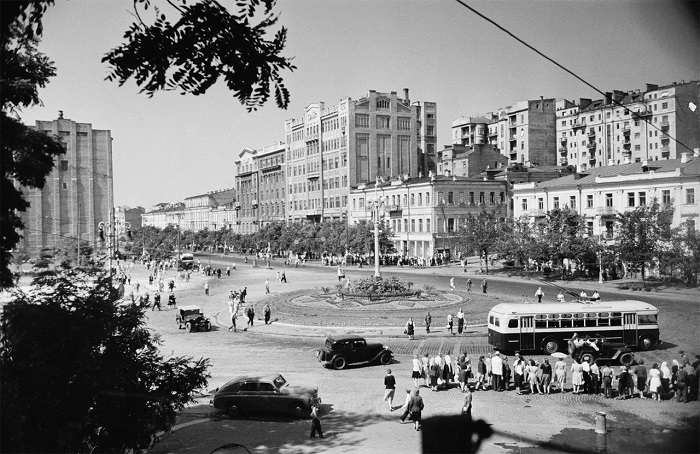 Вид на площадь Сталина (ныне Европейскую) в Киеве.