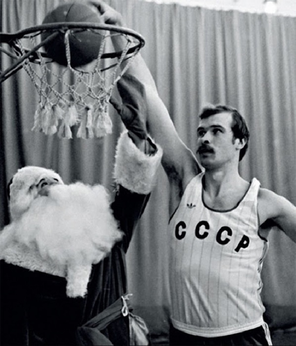 Дед Мороз и баскетболист устроили соревнования между командами.