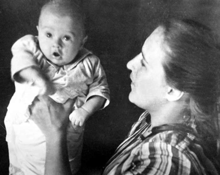 Нонна Викторовна с сыном Василием от брака с Вячеславом Тихоновым.