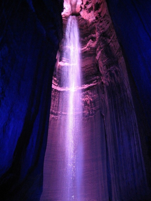 Подземный водопад высотой около 45 метров, который расположен внутри горы Лукаут.