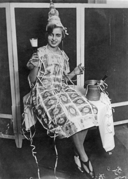 Немка в новогоднем костюме из обесцененной валюты. 1923 год.