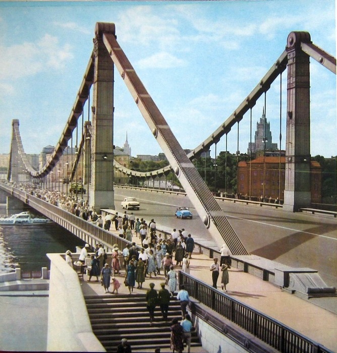Висячий мост, который проходит через Москву-реку.