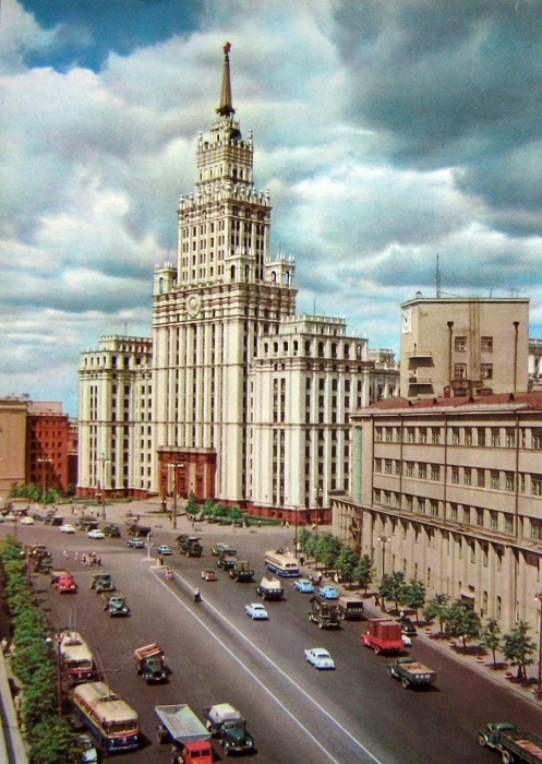 Одно из семи зданий, входящих в перечень сталинских высоток.
