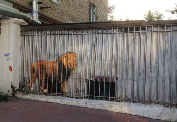 Лев в клетке есть теперь не только в зоопарке, но и на улице Екатеринбурга. В самом центре города художник Слава PTRK поместил на стену постер с этим хищным животным.
