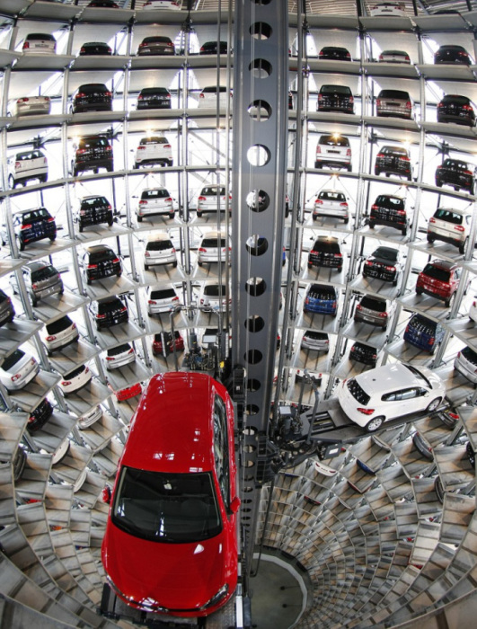 Парковка на заводе Volkswagen в Вольфсбурге.
