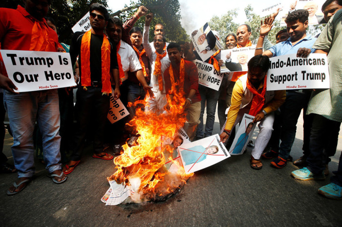 Правая Индуистская группа сжигает плакаты кандидата в президенты США от Демократической партии Хиллари Клинтон.