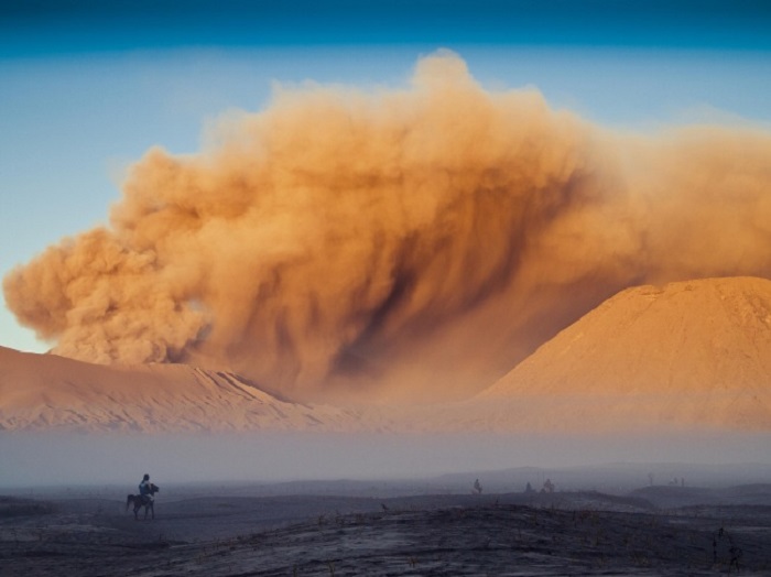 Песчаная буря вблизи действующего вулкана Бромо, о. Ява, Индонезия.