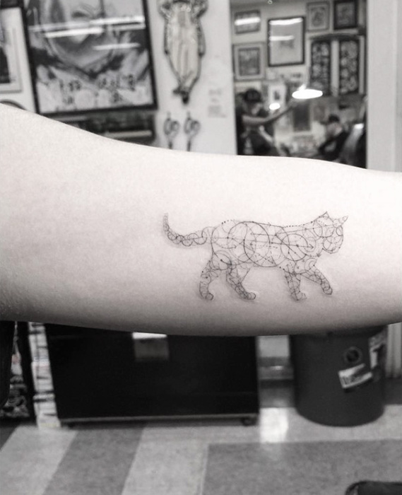 Татуировки с изображением кошки в восточной культуре ассоциируются с воплощением добра.