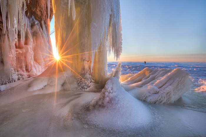 Сквозь лёд, Висконсин. Фотограф Ernie Vater.