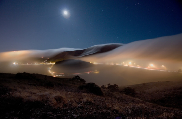 Ночной туман в Саусалито, Калифорния, США.