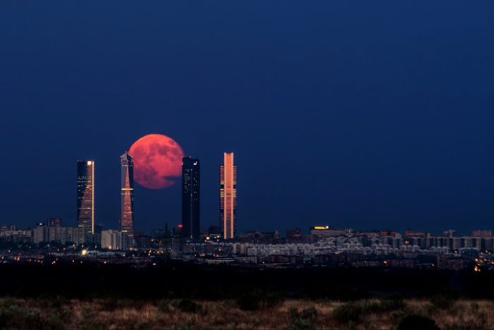 Завораживающая красота восходящей луны над Мадридом, Испания.