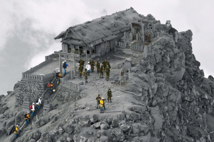 Храм, который оказался покрыт пеплом в результате извержения вулкана Онтаке, Япония.