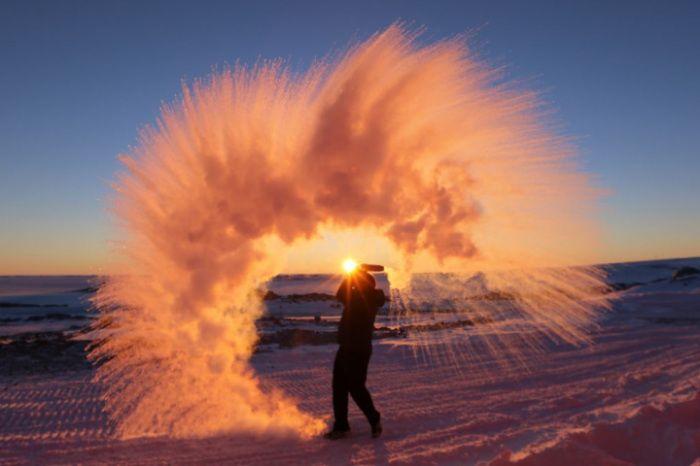 Вот что получиться, если разбрызгать горячую воду в Антарктике.