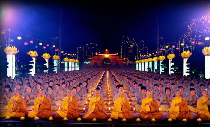 Массовые молитвы в городе Амитабхи, Вьетнам.