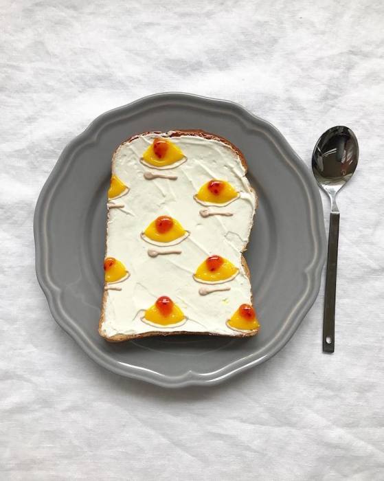 Не все любят есть по утрам настоящий омлет, а вот нарисованный на тосте – пожалуйста!