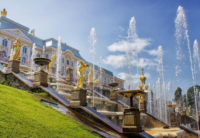Европейский город России, с прекрасной архитектурой и со множеством современных художественных галерей.