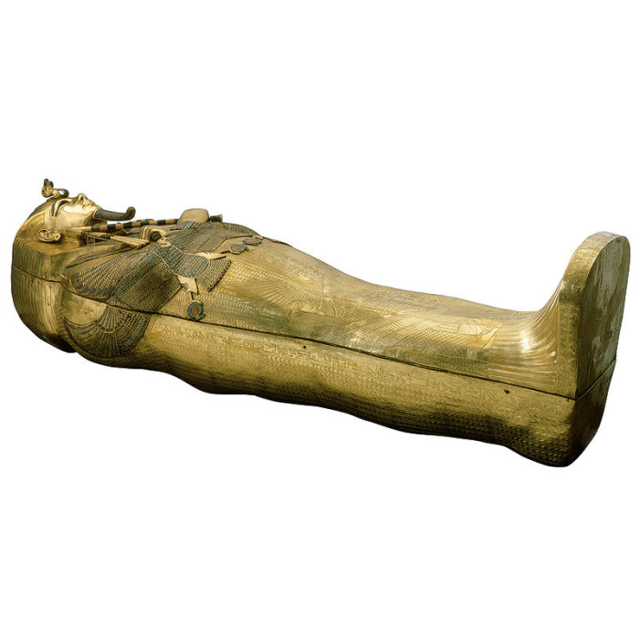 Гроб из листа золота, изображает царя в образе Осириса. Мумия непосредственно лежит именно в нем.