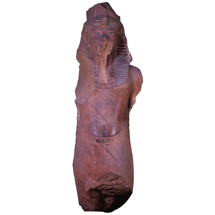 Окрашенная статуя фараона вырезанная из кварца.