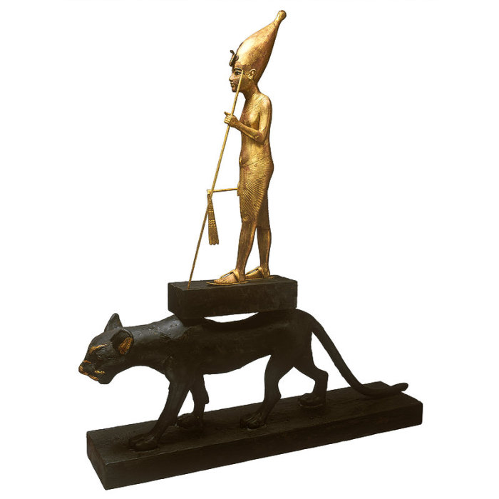 Золотая статуэтка - показывающая Тутанхамона на спине леопарда.