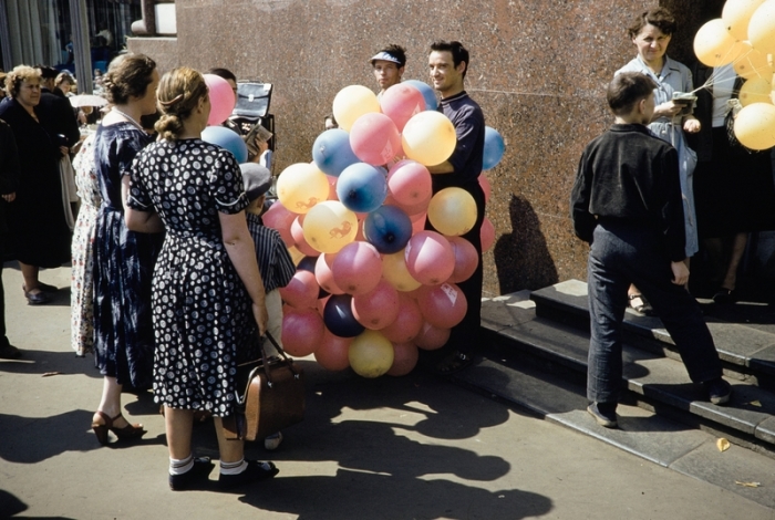 В СССР воздушные шарики - это символ праздника трудящихся. Автор фотографии: Harrison Foreman.
