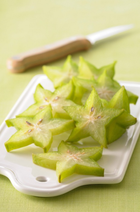 Звездный фрукт является источником витамина С и имеет кисло-сладкий вкус, который сравнивают со смесью яблока, груши и цитрусовых, мякоть по структуре напоминает сливовую, такая же сочная и немного хрустящая.