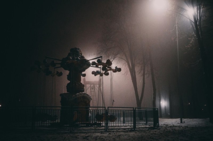 «В парке туман и молочный лунный свет...»