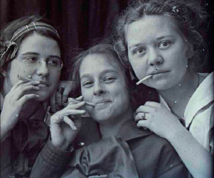 Курящие девушки позируют перед камерой, 1900-е годы.