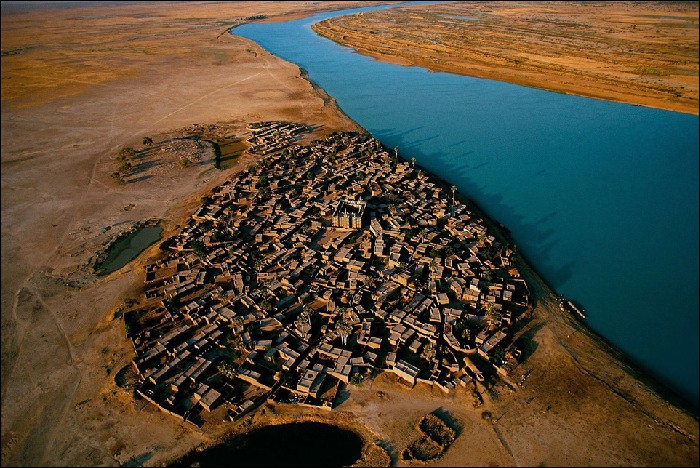 Деревня в центральной части Мали, основанная в XIX веке.