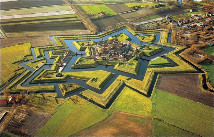 Звездная крепость, находится в деревне Буртанье, Гронинген, Нидерланды.