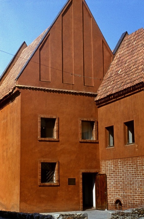 В старом Вильнюсе много домов, которые являются продолжением друг друга.