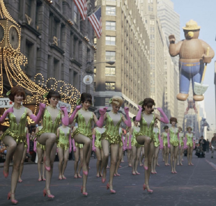 Девушки в зеленых платьях исполняют канкан на параде 1966 года.