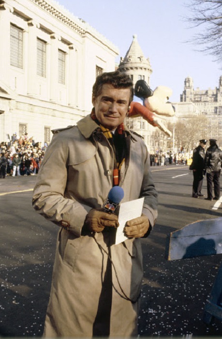 Реджис Филбин ведет трансляцию парада 1981 года в честь дня благодарения.